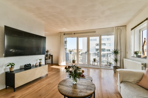 Ideaal voor starters - Licht 3-kamer hoekappartement met zonnig balkon op het zuidoosten in het geliefde De Aker.